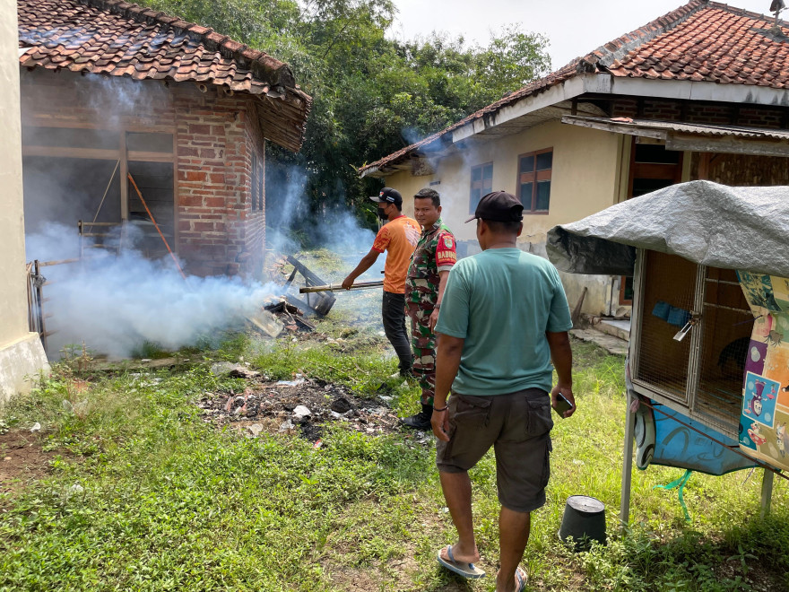 Pencegahan DBD, Pemerintah Desa Rancajawat melaksanakan Kegiatan Fogging